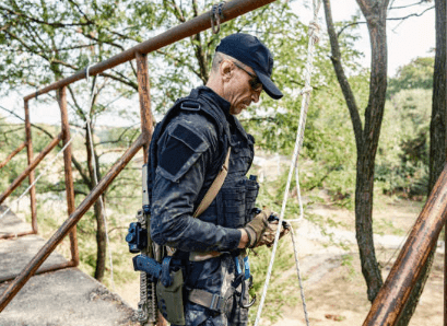 Paracord-Bracelet-building-shelter soldier using paracord bracelet to build a shelter